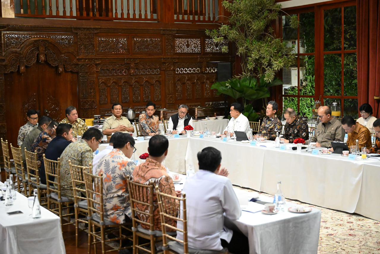 Hal Penting Ini yang Dibahas Prabowo dalam Ratas Minggu Malam, Gibran Hadir