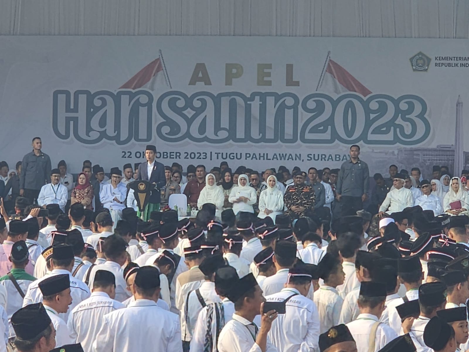 Jokowi Sapa Prabowo, Erick Thohir, dan Puan di Apel Hari Santri 2023, Para Santri Bersorak