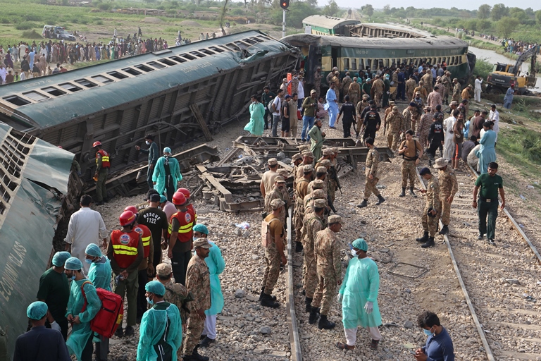 Kereta Pakistan Tergelincir, 28 Orang Tewas