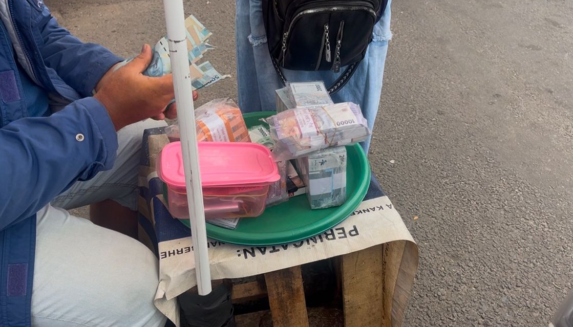 RUGI! Dipalak Ormas, Jasa Penukaran Uang di Tangerang Kapok Jualan