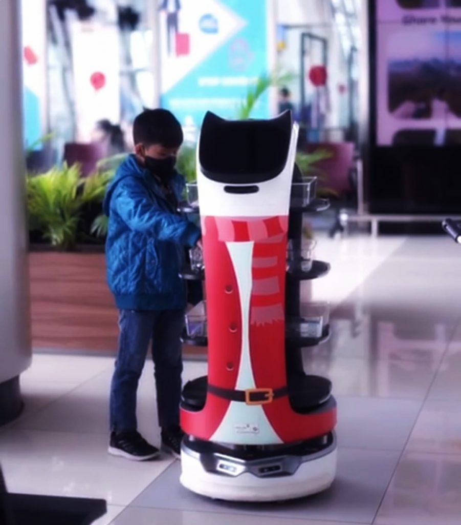 Robot Pelayan 'Bella' Sambut Ramah Pemudik Nataru di Bandara Soetta