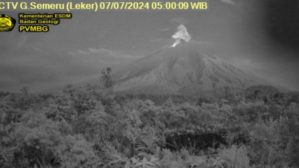 Gunung Semeru Kembali Erupsi Pagi Ini, Sembur Abu Setinggi 1.000 Meter