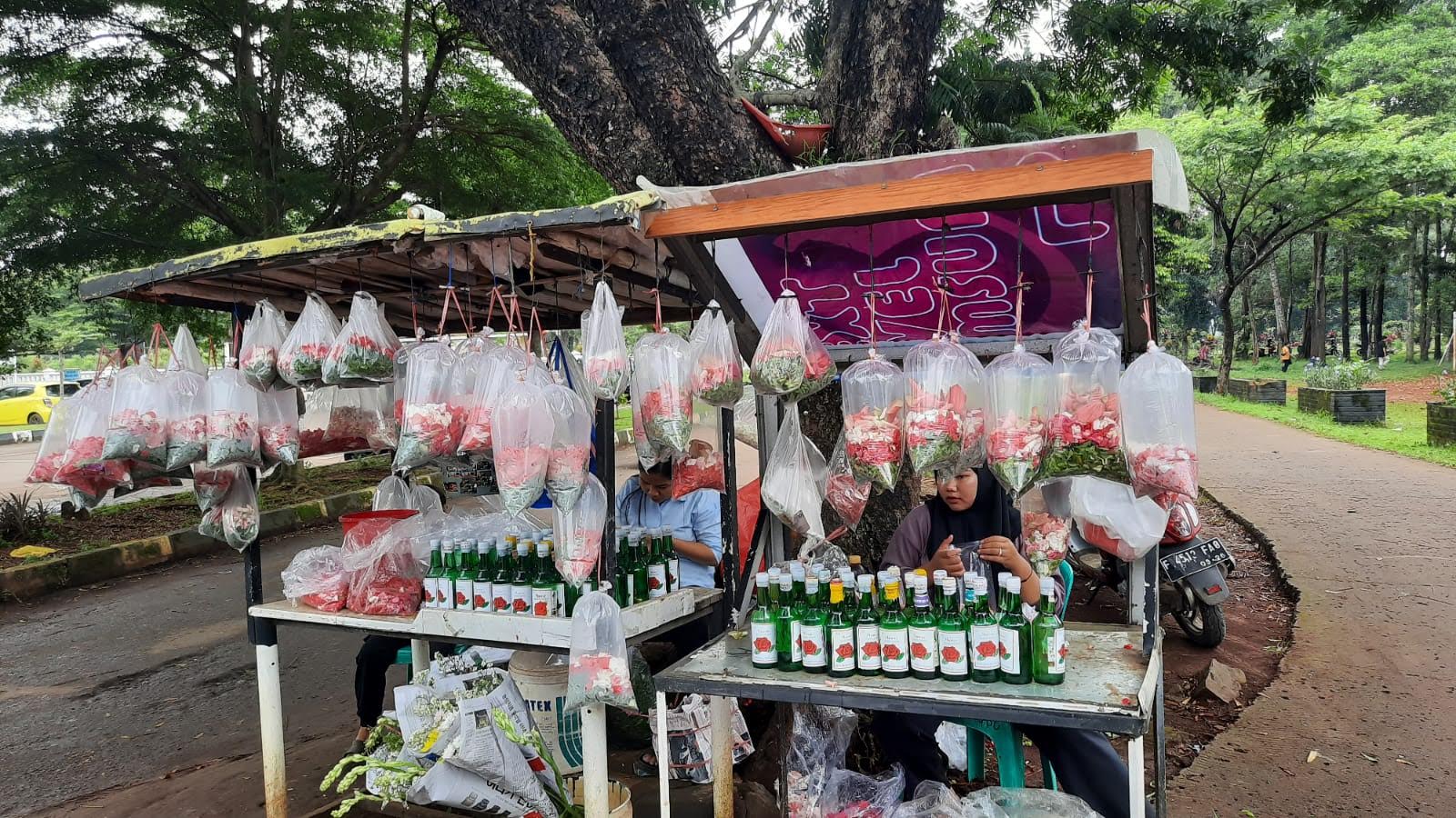Pedagang Bunga Dadakan di TPU Pondok Rajeg Raih Omset Tinggi, Menjelang Puasa Ramadan 2024 