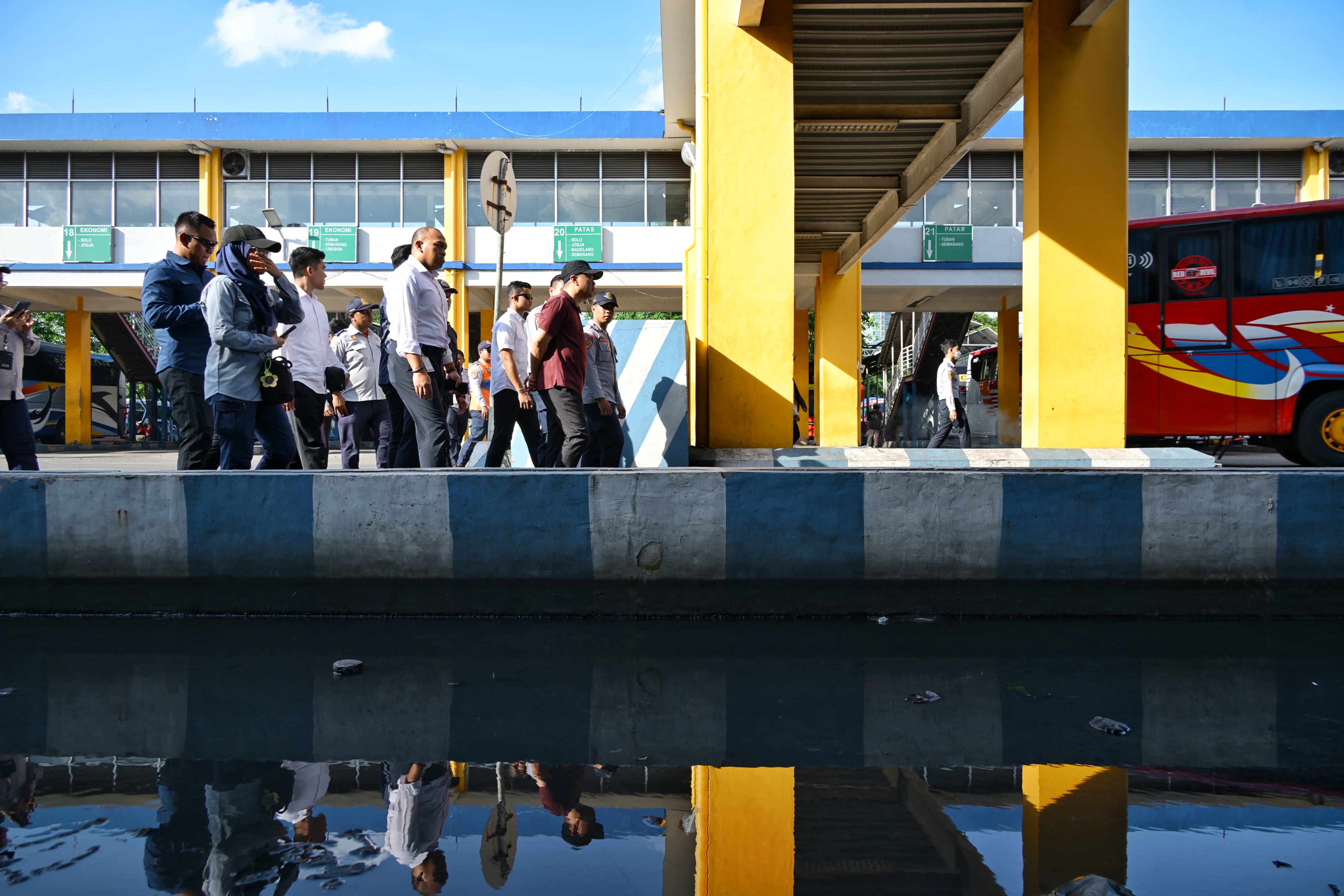 Tinjau Kesiapan Purabaya Jelang Nataru, Menhub Minta Kebersihan Terminal Ditingkatkan