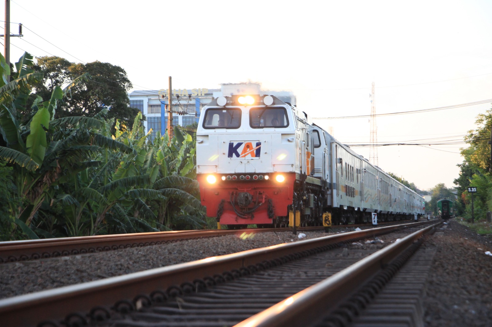 Spot Hunting Foto Kereta Api Terbaik di Surabaya, Railfans Wajib Tahu! 