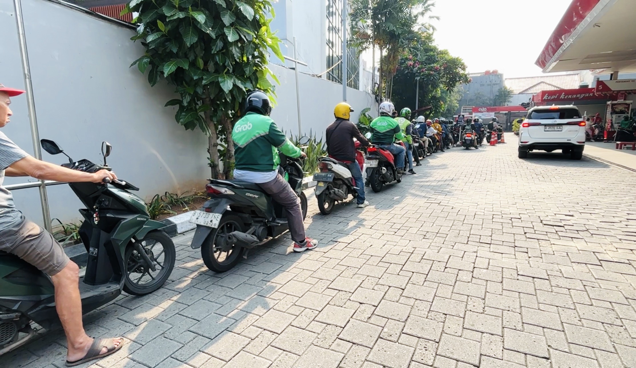 Harga BBM Pertamax Naik Jadi Rp16.250 per Liter, Ojol Rela Antre Panjang Isi Pertalite