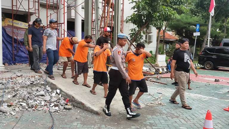 Polisi Bongkar Sindikat Oplos Elpiji 3 Kg ke Tabung 12 Kg di Surabaya