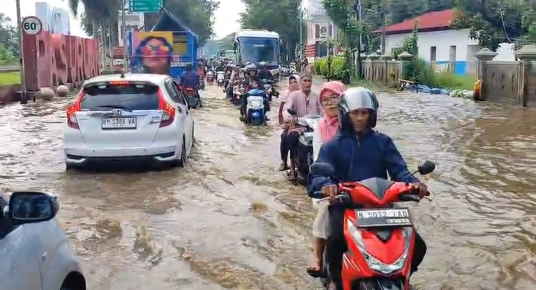 Kota dan Kabupaten Pasuruan Dikepung Banjir Parah, Arus Balik Jalur Pantura Tersendat