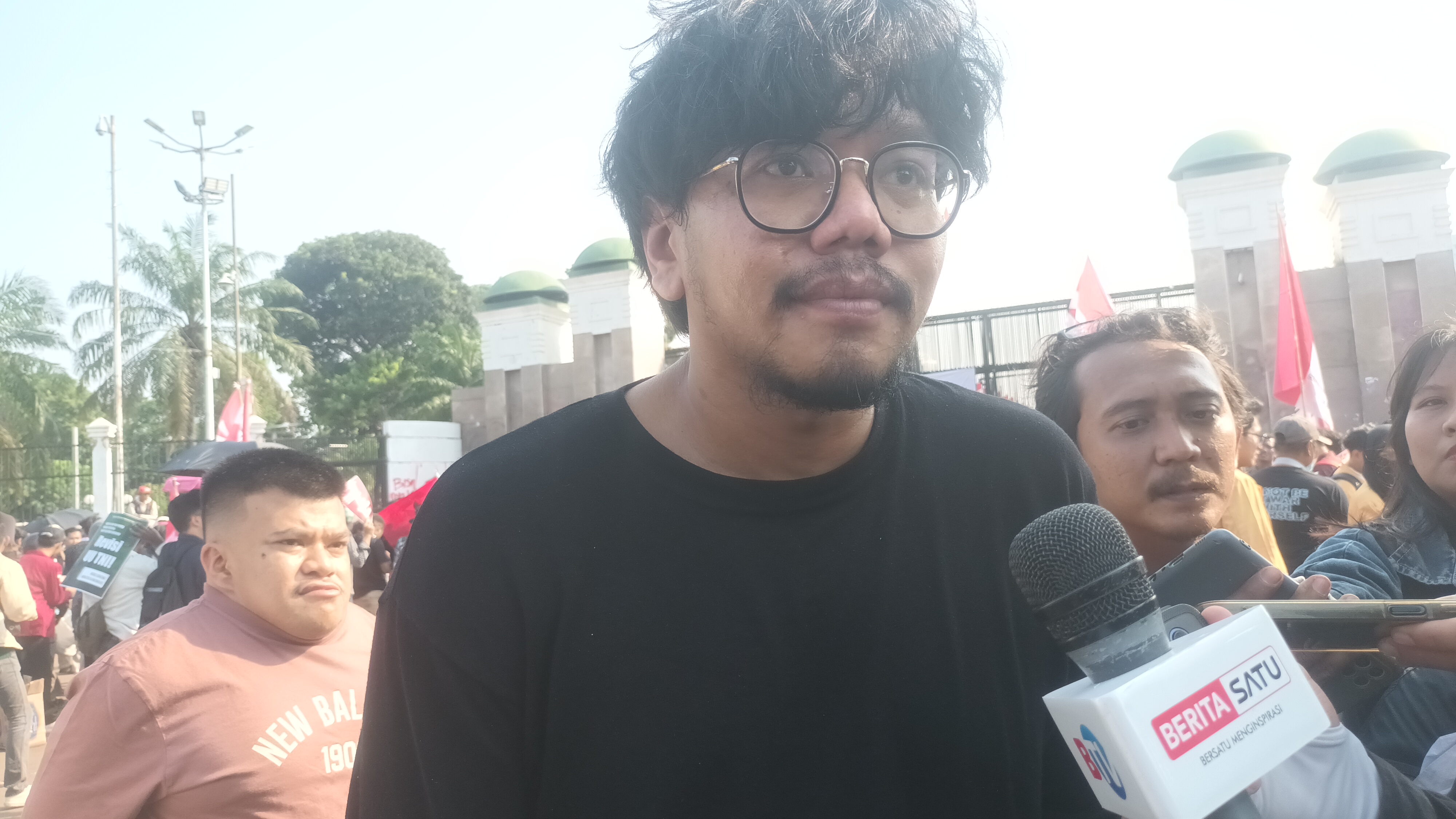 DPR Minta TNI Klarifikasi Dugaan Tindak Pidana Ferry Irwandi: Jangan Sampai Langgar Putusan MK