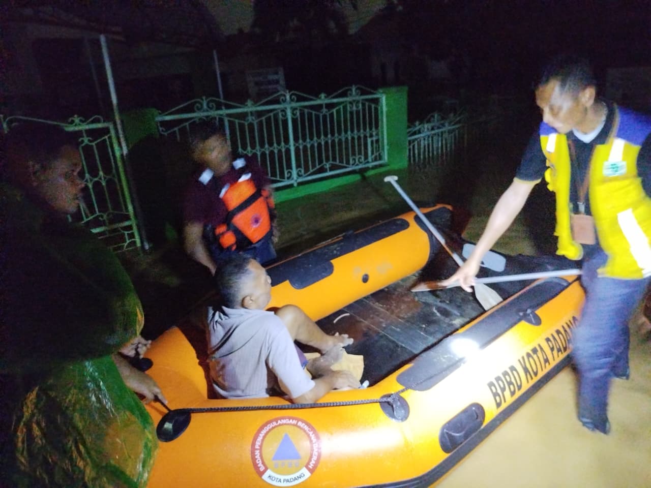 Darurat Banjir Padang 2025: 8 Orang Meninggal, Lebih dari 31 Ribu Warga Terisolasi