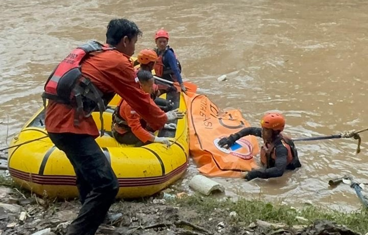 Tim SAR Temukan Jasad Pria yang Terseret Arus Banjir di Tumpukan Sampah