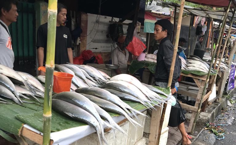 Pedagang Ikan Bandeng Rawa Belong Mengeluh Omset Turun di Perayaan Imlek 2023