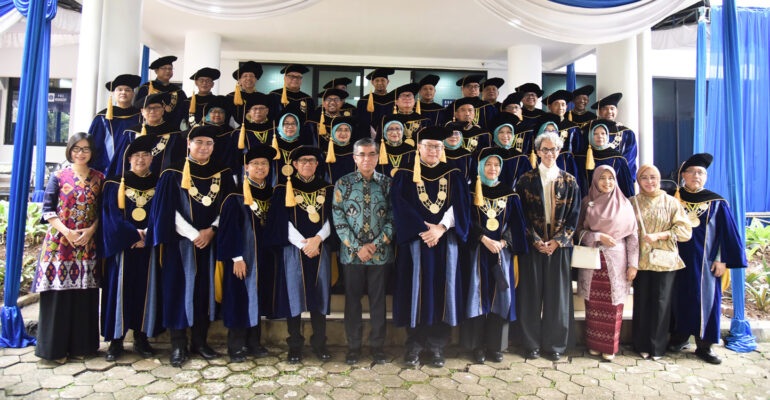 Wuih! Toga IPB Wisuda IPB Lebih Fashionable, Rancangan Desainer Didiet Maulana 