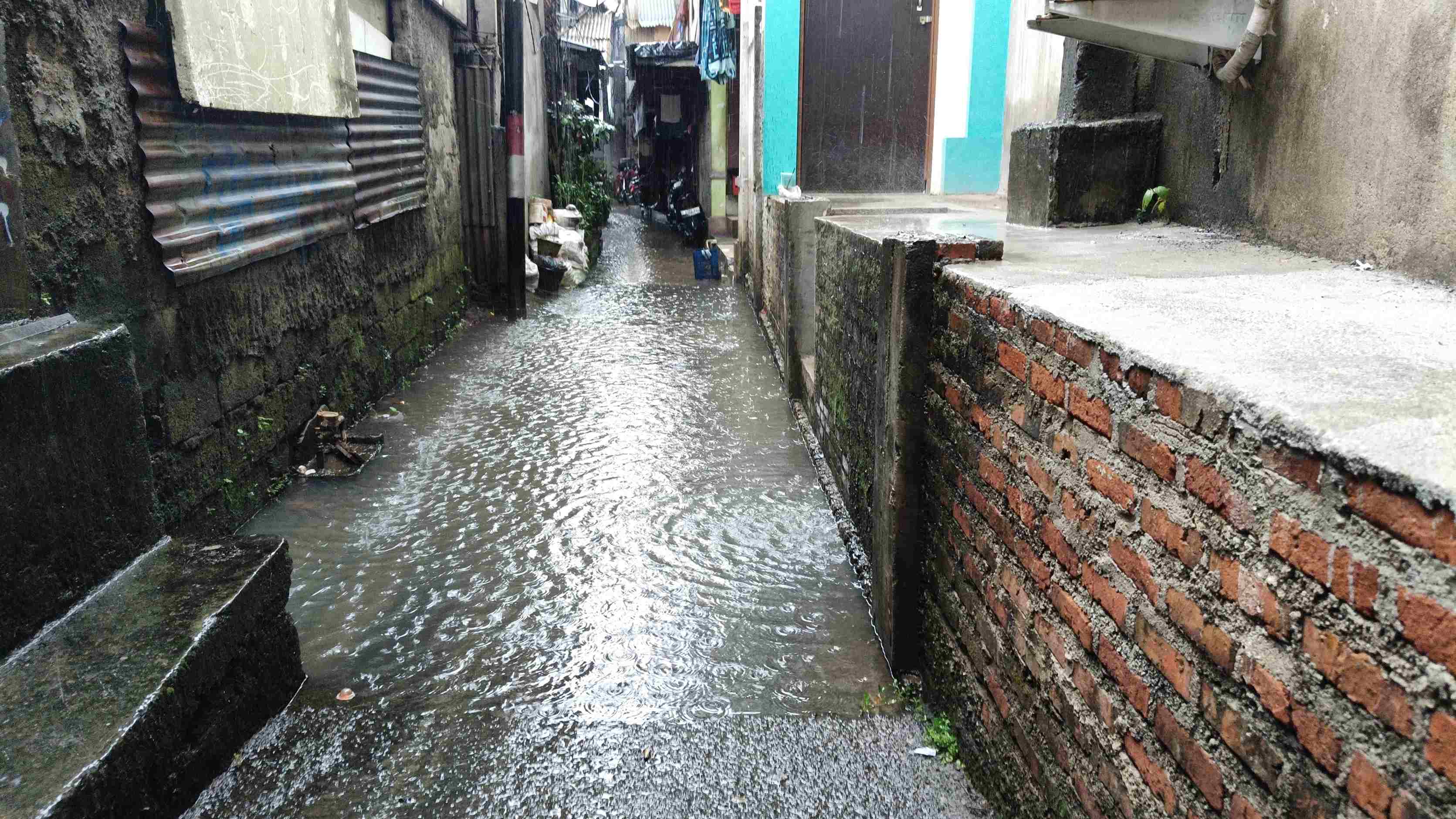 Kelurahan Rawa Buaya Mulai Tergenang, Bu RT Imbau Warga Waspadai Banjir Kiriman