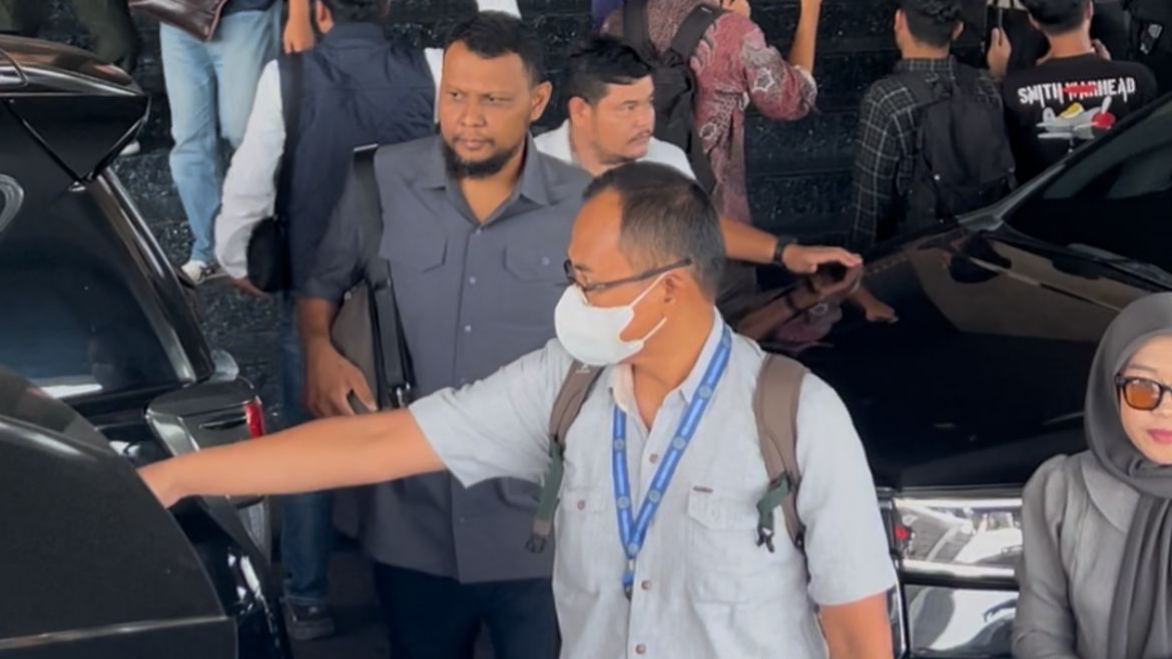 KPK Bawa Sekda Riau dan Kabag Protokol usai Geledah Kantor Gubernur Riau