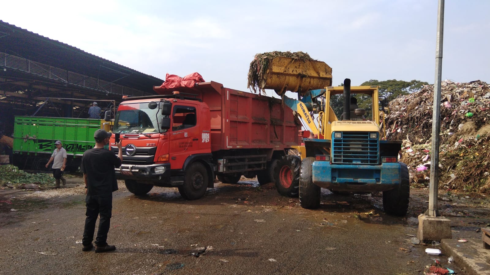 Penanganan Sampah di Pasar Induk Kramat Jati Dikebut, Perumda Pasar Jaya Sewa 20 Truk Tronton Kapasitas 20 Ton
