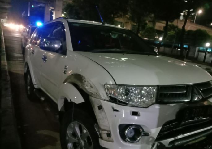 Ringsek! Mercedez Benz Diapit Mobil Pajero dan Voxy di Jakarta Selatan