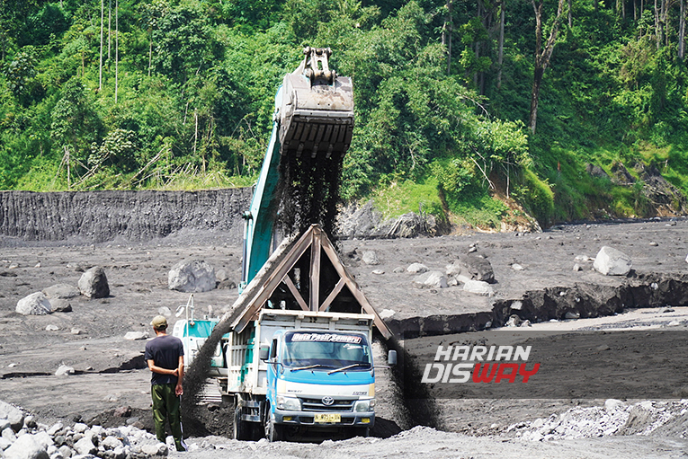 Penambang Pasir Tetap Beroperasi di Zona Merah Semeru