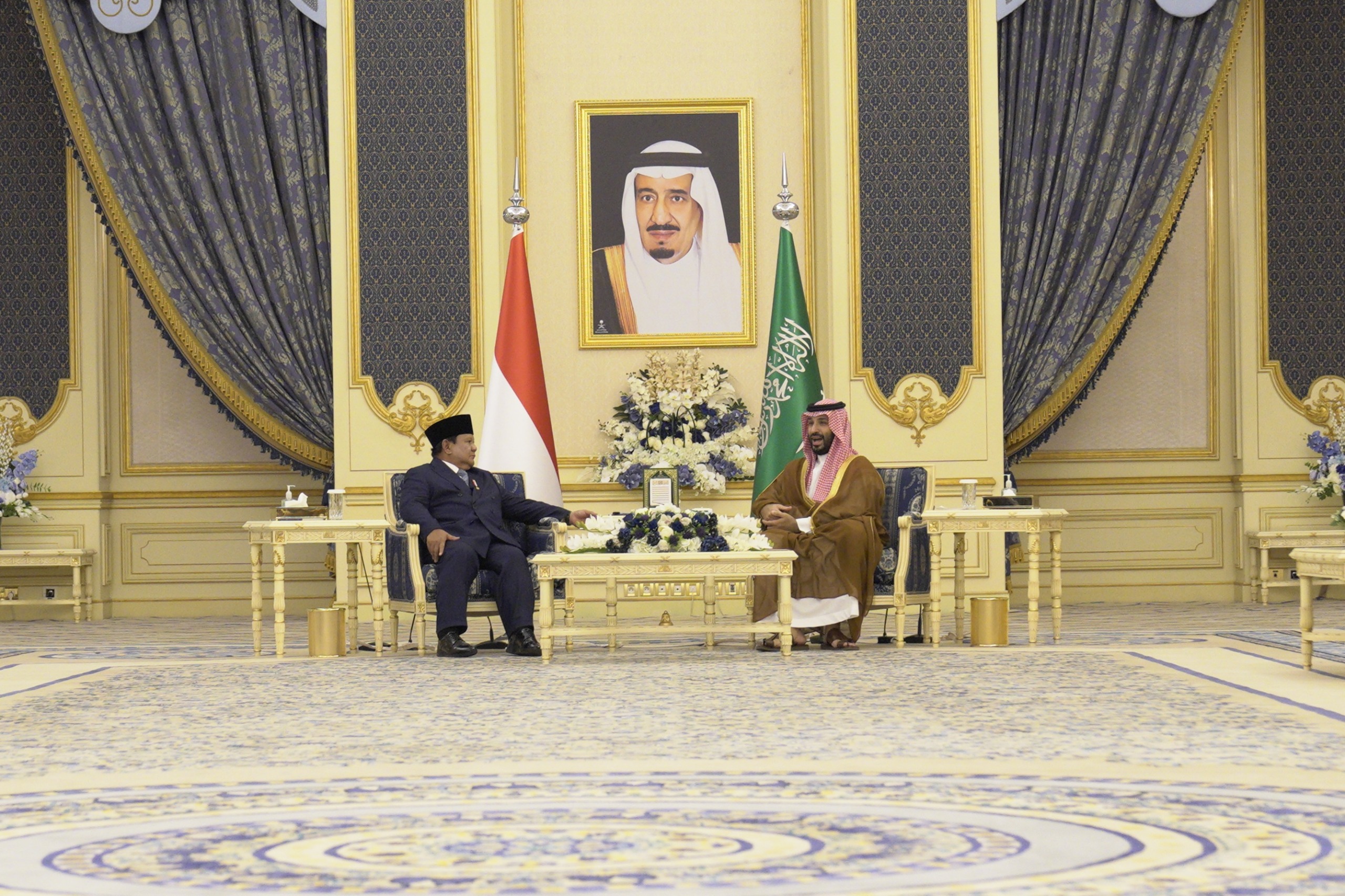 Kunjungan ke Arab Saudi, Prabowo Disambut Hangat oleh Pangeran MBS di Istana Al-Salam 