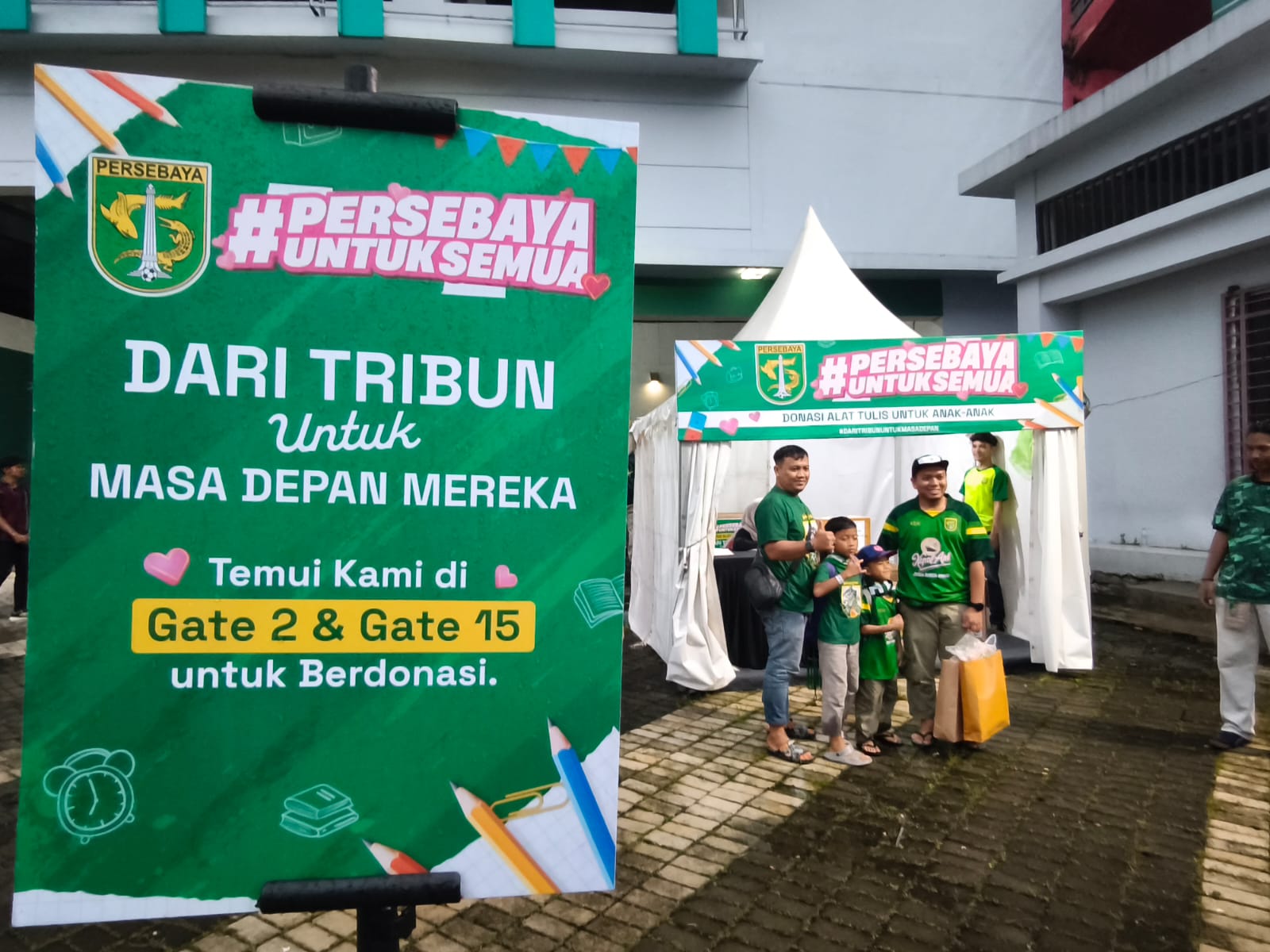 Persebaya untuk Semua! Bonek Donasi Alat Tulis di GBT