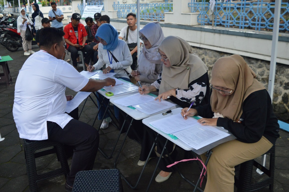 Membeludak, Puluhan Warga Serbu SIM Keliling Polda Jatim saat Ngabuburit di Masjid Al Akbar