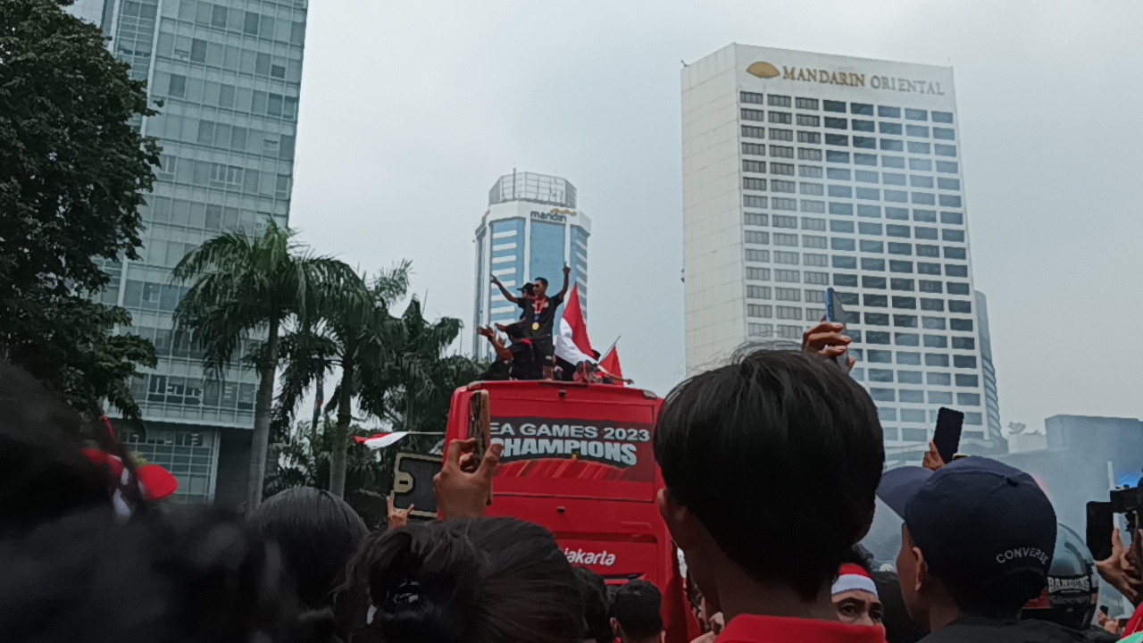 Warga Meriahkan Bus Arak-arakan Timnas Indonesia U-22 di Bundaran HI