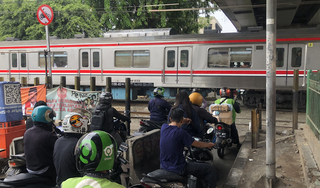 Penampakan Ngerinya JPL Kolong Flyover Roxy, Dibuka Lagi oleh Warga Meskipun Telah Ditutup KAI