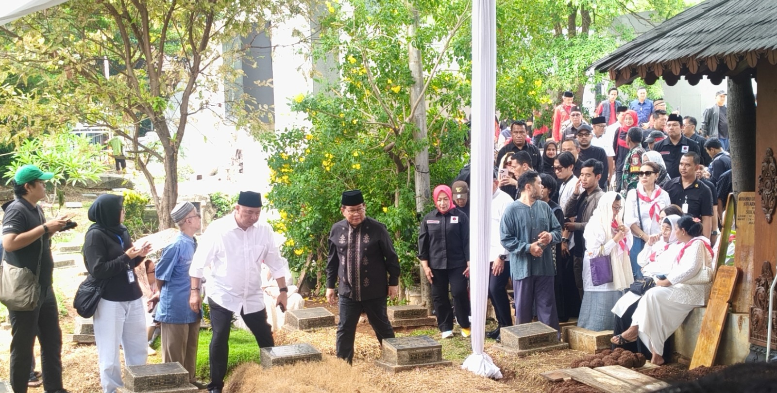 Pramono Anung Hadiri Pemakaman Guruh Soekarnoputra, Datang Pakai Baju Koko dan Peci Hitam