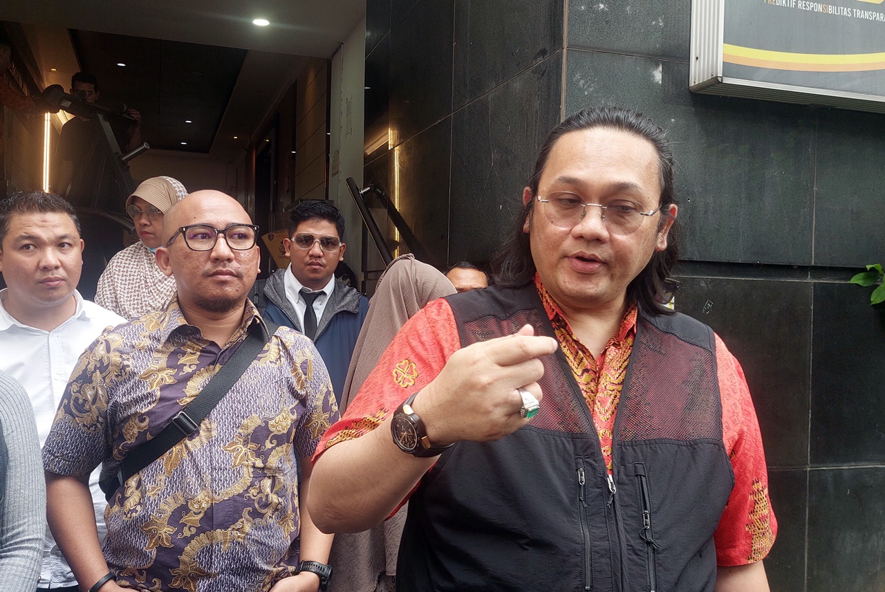 Farhat Abbas Bawa Saksi dan Bukti Mutasi Rekening Dugaan Penggelapan Uang Donasi Rp1,7 M Denny Sumargo