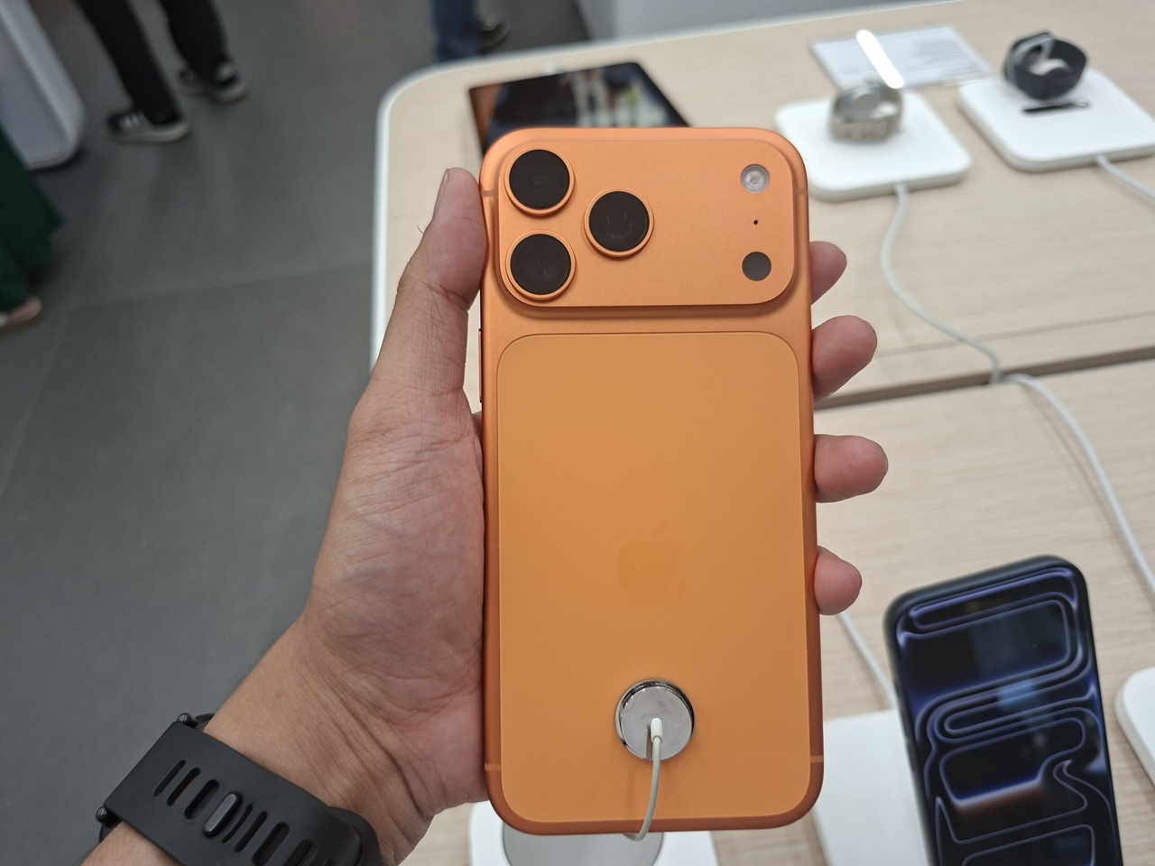 Resmi Meluncur di Indonesia, iPhone 17 Pro Max Ludes Terjual dalam Hitungan Jam, Permintaan Melonjak 50 Persen