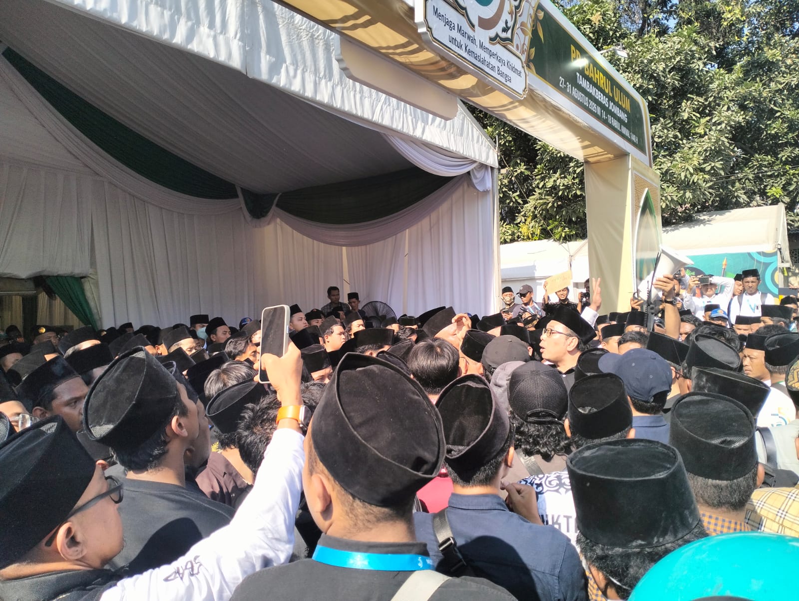 Sidang Pleno Muktamar Ke-35 NU Tertunda karena Demo, Massa Jebol Penyekatan