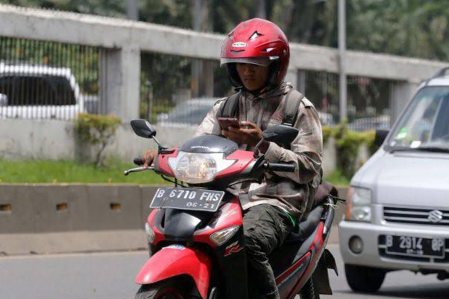 Utamakan Keselamatan! Ini Etika Pakai Ponsel Saat Naik Motor