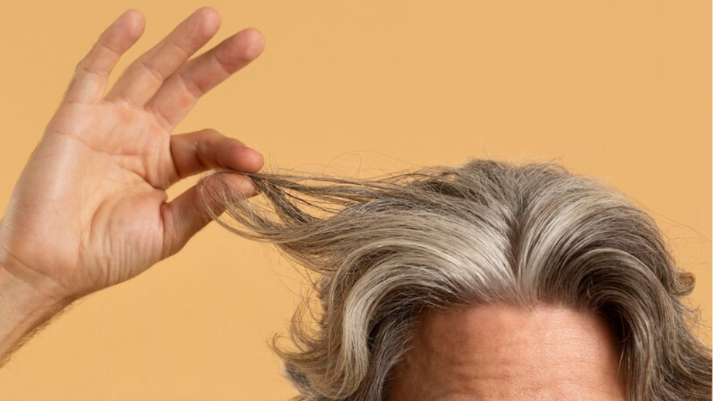 5 Efek Samping Mencabut Uban Setiap Hari, Bikin Iritasi hingga Rambut Rusak