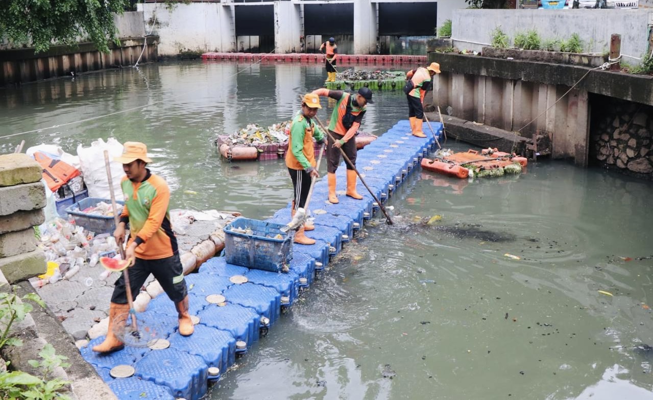 Tangani Sampah Pascabanjir, DLH Jakarta Kerahkan 1.790 Personel di 25 Titik Rawan Genangan