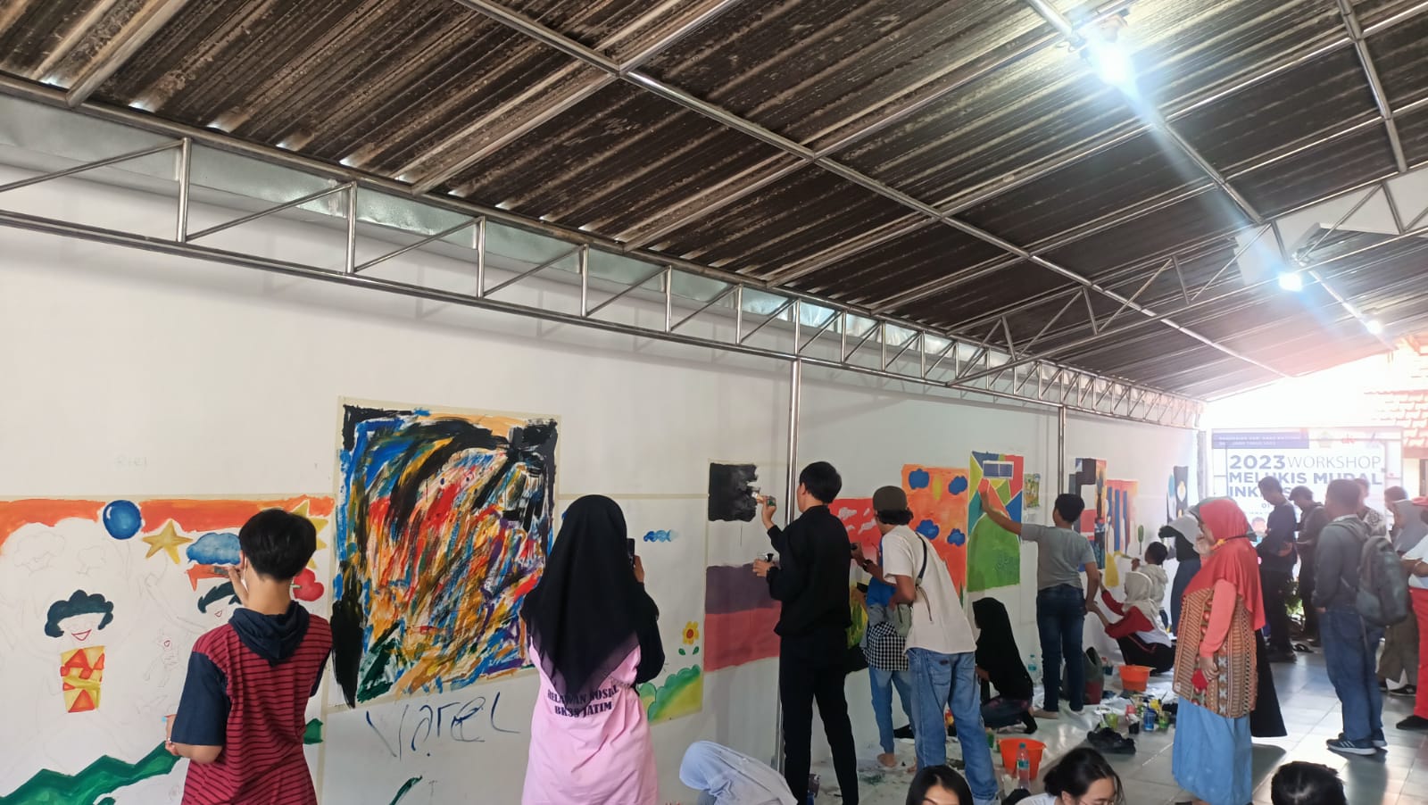 Workshop Melukis Mural di Dinding Sebagai Ruang Anak-anak untuk Berekspresi 