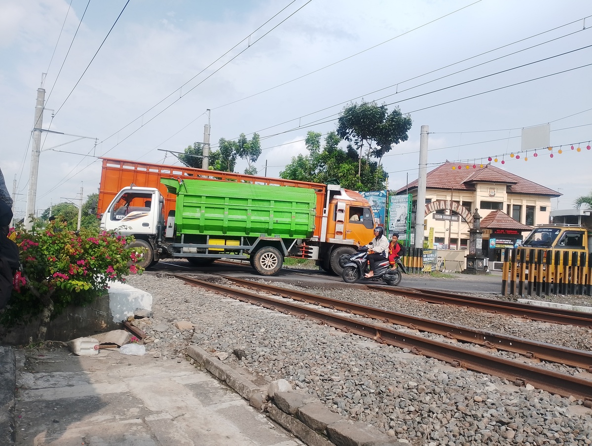Kecelakaan Kereta Api Prambanan: Tabrak Mobil dan Motor di Perlintasan, 3 Orang Meninggal