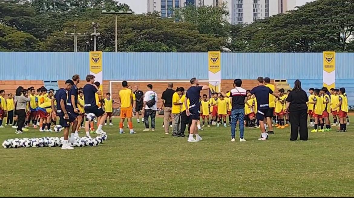 Gelar Coaching Clinic dan CSR, Oxford United Bantu Perkembangan Sepak Bola Indonesia dari Akar Rumput