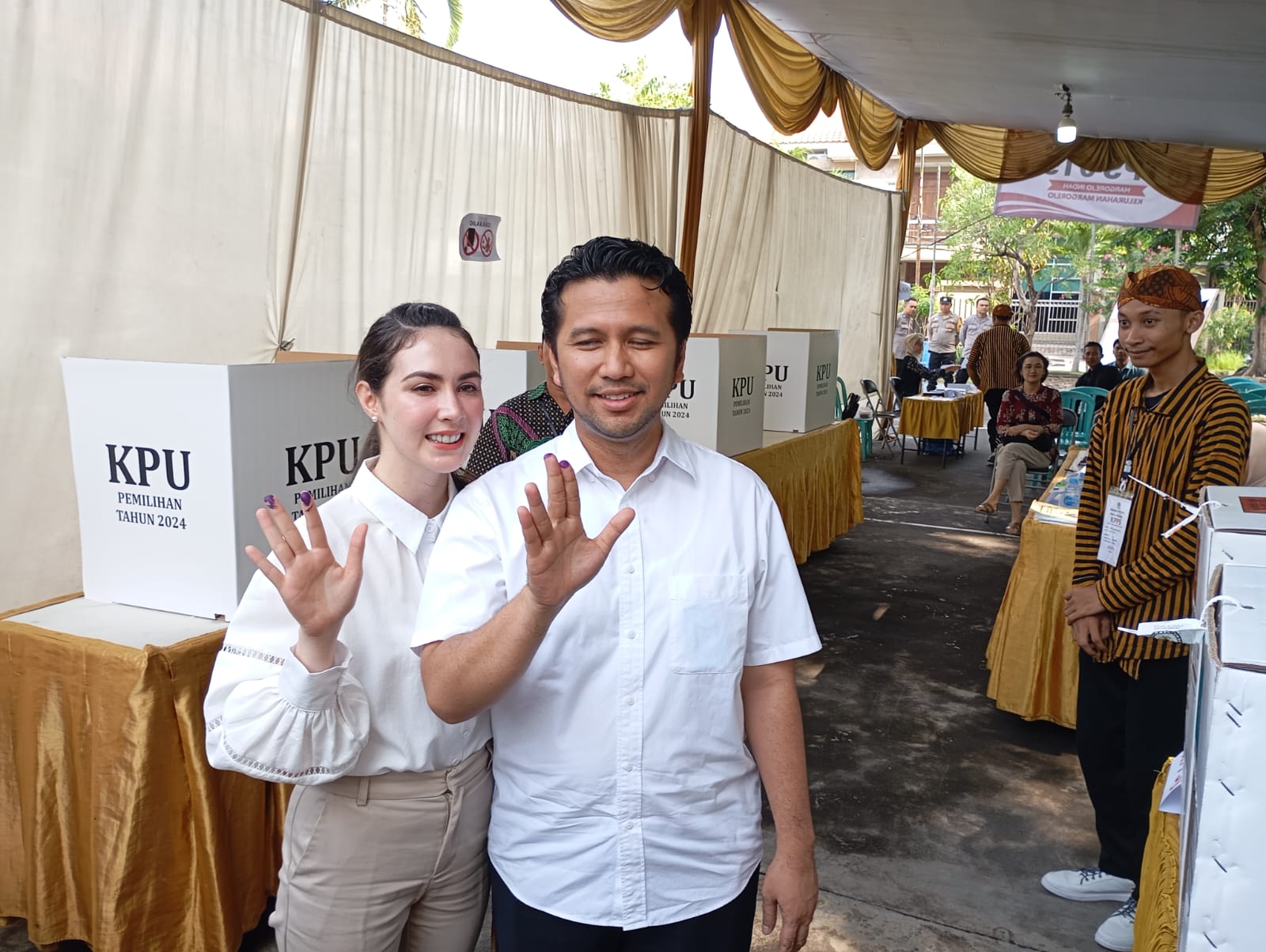 Emil Bersama Arumi Nyoblos di TPS 015 Margorejo Indah, Sempat Cicipi Jajan Pasar