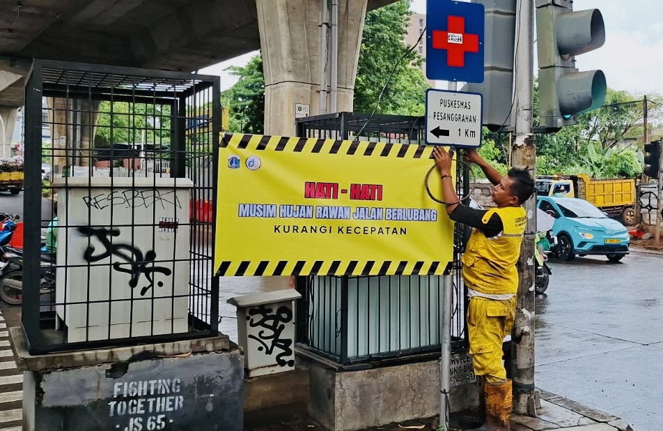 Potret Imbauan Dinas Bina Marga DKI untuk Cegah Kecelakaan di Jalan Berlubang