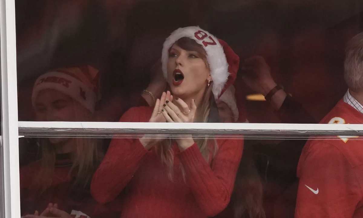 Merry Swiftmas! Taylor Swift Boyong Keluarga Nonton Pertandingan Travis Kelce di Hari Natal