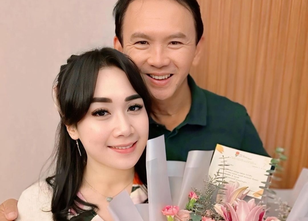 Romantis! Ahok Beri Hadiah Buket Bunga saat Puput Nastiti Devi Ultah 