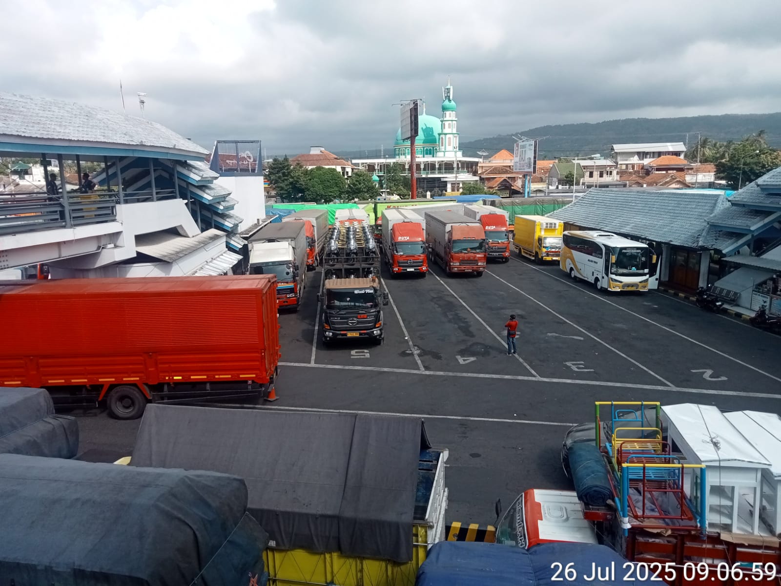 Macet Parah di Banyuwangi, Gubernur Jatim Minta Menhub Tambah Kapal Besar di Ketapang