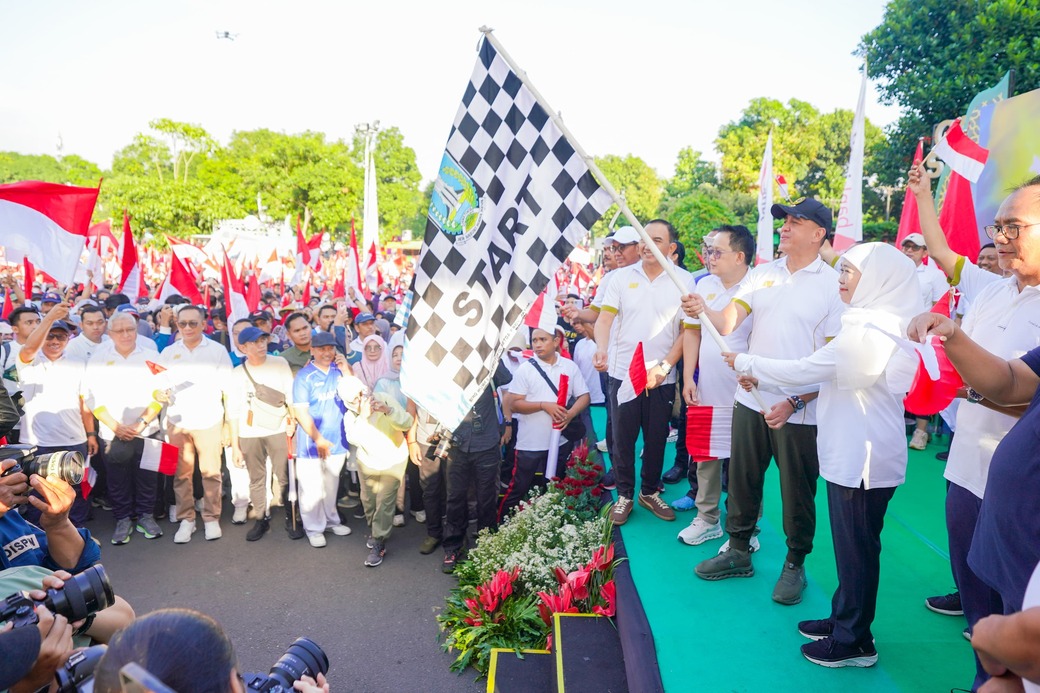 Tahun Baru Hijriah, Gubernur Khofifah Jalan Sehat bersama Pangdam V/Brawijaya, Imam Besar Masjid Al-Akbar dan Puluhan Ribu Masyarakat