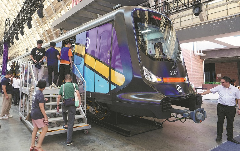 Tiongkok Produksi Kereta Serat Karbon