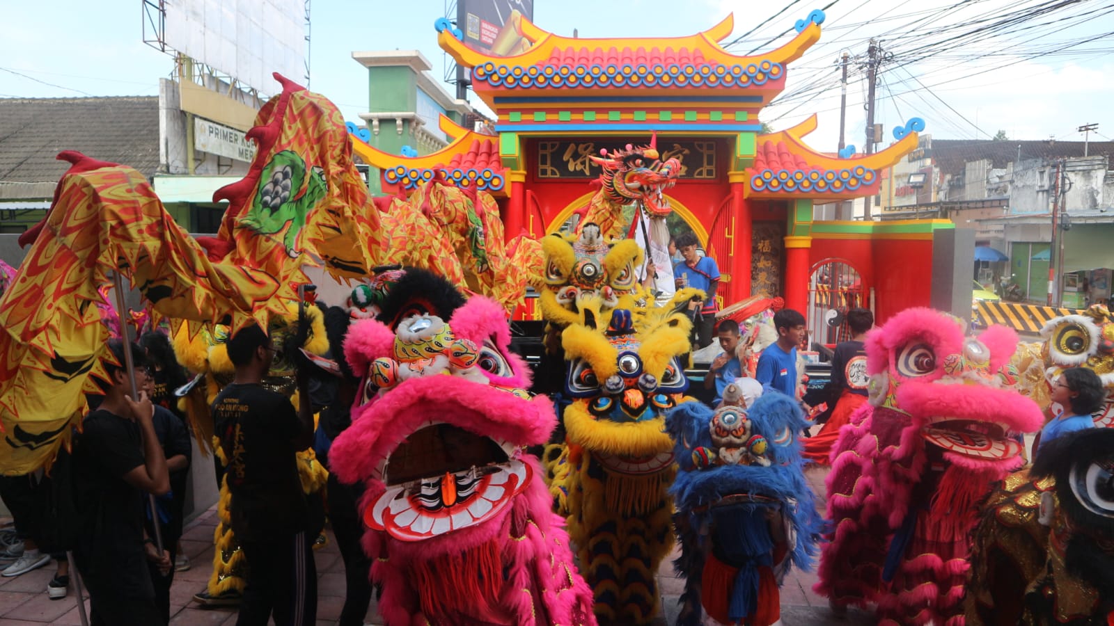 Meriahnya Kirab Barongsai Sambut Cap Go Meh di Blitar, Warga Berbagi Angpau