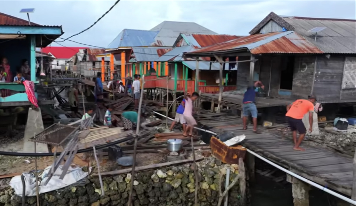 Viral Bule Denmark Perbaiki Jembatan Rusak di Wakatobi, Kades Malah Kecewa: Seharusnya Masih Layak Dipakai 1-2 Tahun!