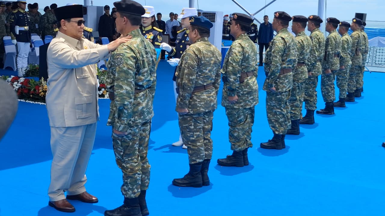 18 Prajurit TNI Diganjar Tanda Kehormatan, Prabowo Sematkan Langsung di Atas KRI RJW-992
