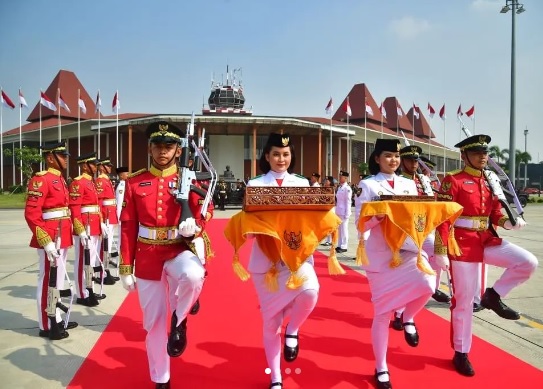 Jokowi Apresiasi 4 Pemuda Kirab Bendera Pusaka di IKN: Bawa Harapan dan Semangat Bangsa