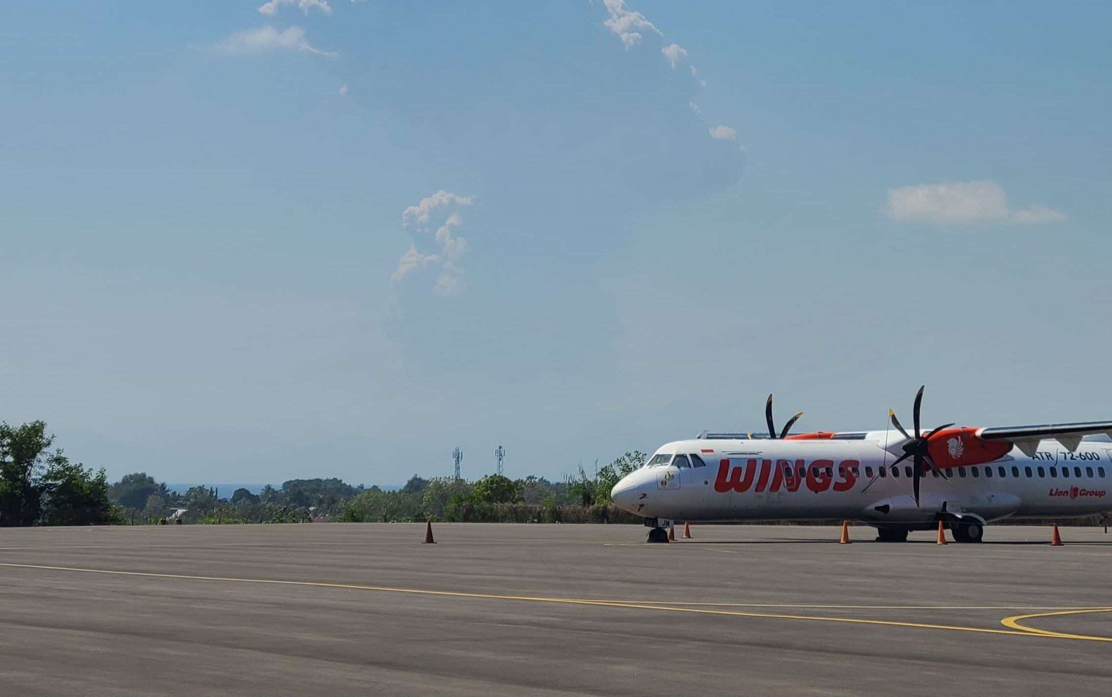Bandara Fransiskus Xaverius di Maumere Ditutup, Dampak Abu Vulkanik Gunung Lewotobi Laki-Laki