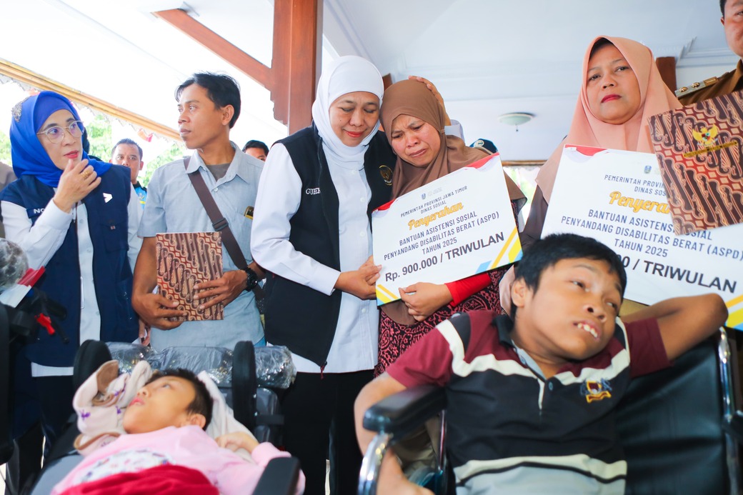 Gubernur Khofifah Salurkan Rp 5,7 Miliar Bansos dan Zakat Produktif Di Kabupaten Blitar